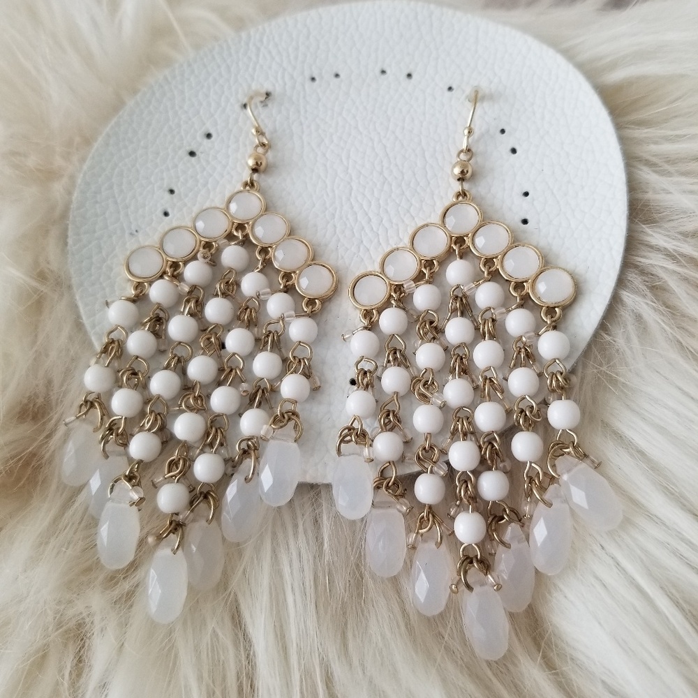 BR earnings white beads and clear stones